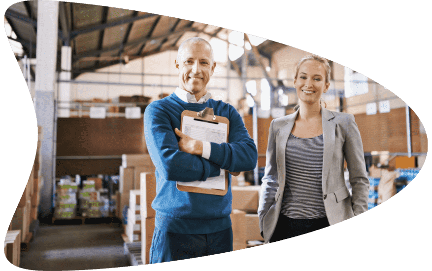 Spokojení lidé stojící ve skladu